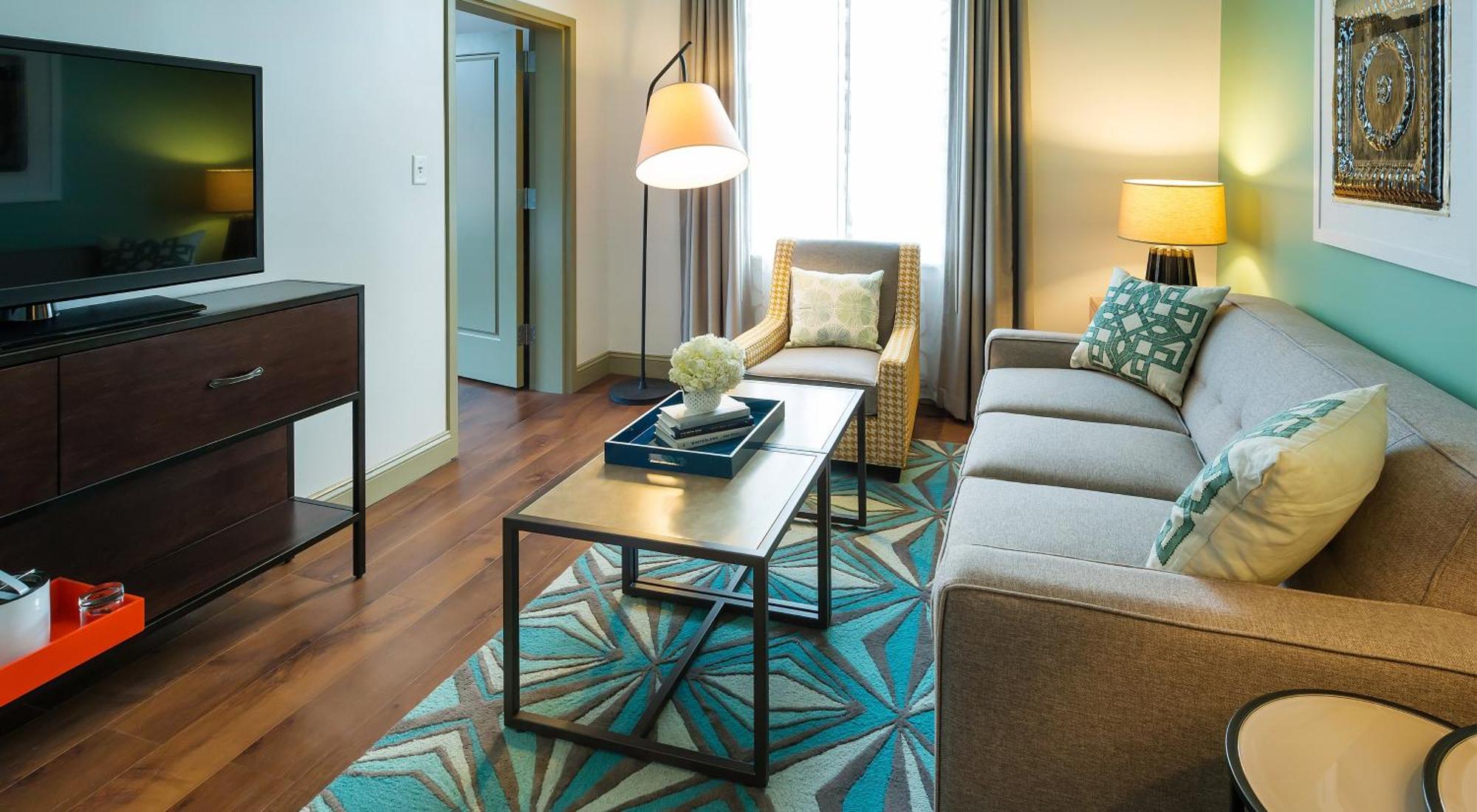 One-Bedroom Suite One King Bed Dining Area